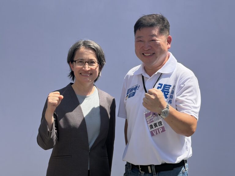 張峻(右)今(27)日應邀出席第三選區縣議員參選人林則葹、陳思伃聯合競選總部成立大會,與返鄉助選的副總統蕭美琴首度在選戰場合公開同框,也讓「跨黨派合作」成為現場焦點。(圖/記者 趙靜姸翻攝)