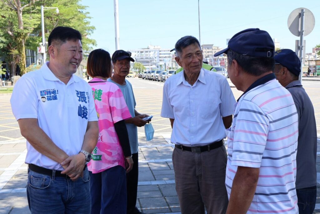張峻（左一）走訪花蓮火車站前站，與計程車駕駛交流敬老愛心卡服務問題，主張每月點數由1500點提高至2000點、每月不歸零，並承諾上任後提高駕駛承作獎勵金、放寬每月100趟限制。（圖／記者 趙靜姸翻攝）