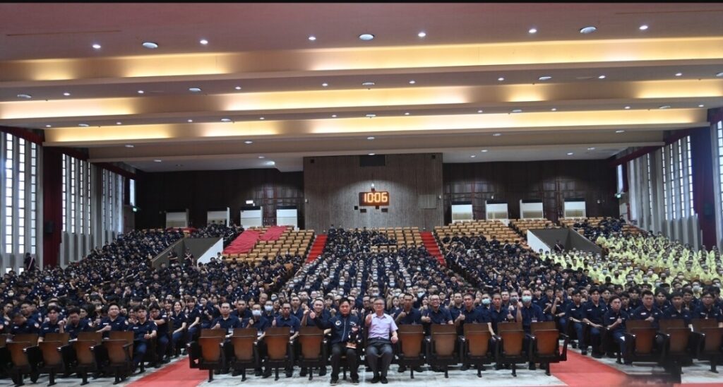 國際魔術師暨生命教育講師黃信凱（前排左）與全校師生大合照。（圖／翻攝自警大官網）