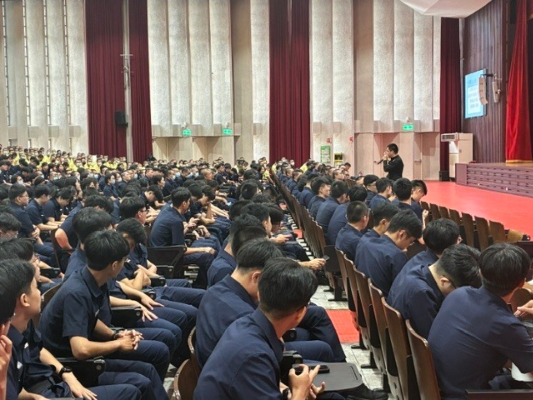 課程活潑生動,警大學生認真聆聽。(圖/翻攝自警大官網)
