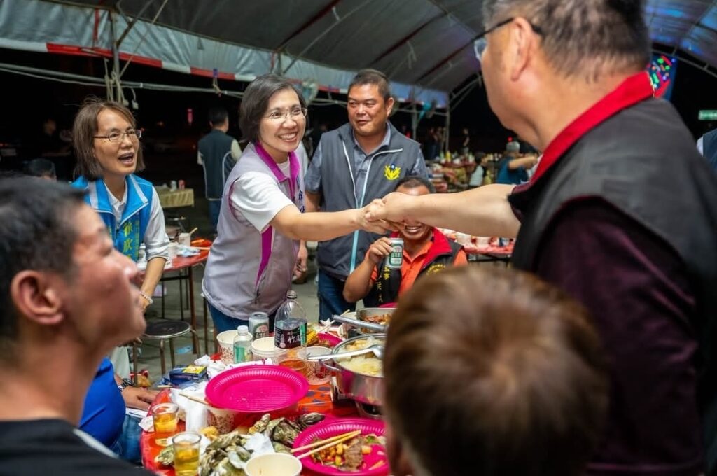 國民黨參選人徐欣瑩（左三）再度面對過往與悟覺妙天關係所衍生的政教界線討論。（圖／翻攝自徐欣瑩臉書）