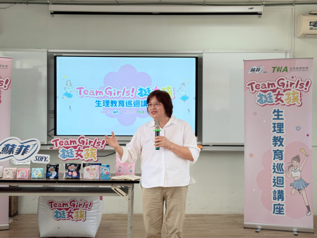 台灣健康聯盟理事長吳玉琴於鹿草國小場次致詞揭開活動序幕。（圖／ＴＨＡ）