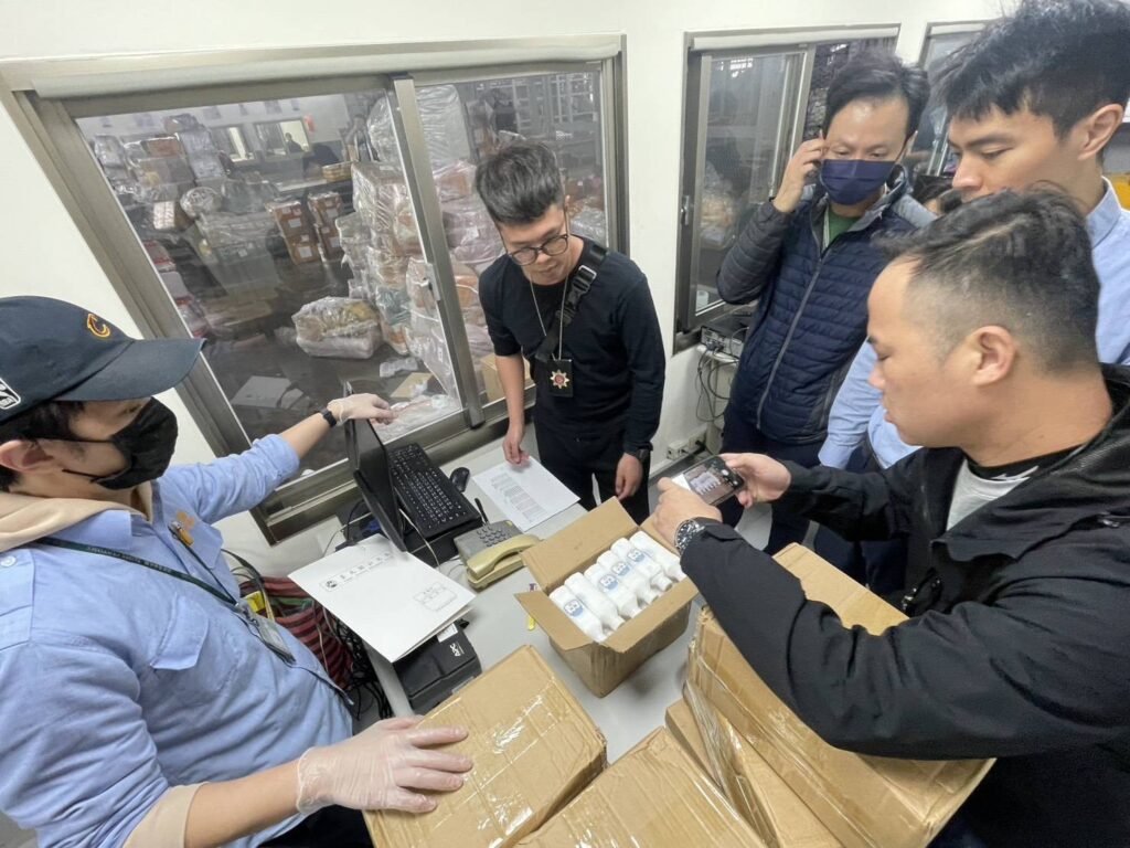 老毒蟲「毒駕兼運毒」、自宅廠房淪為毒窟，海巡檢警攻堅逮人。（圖／海巡署）