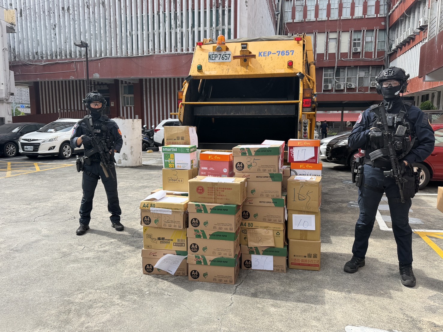 高雄警「荷槍實彈」押送49箱毒品銷毀　斷絕新興毒品流入市面