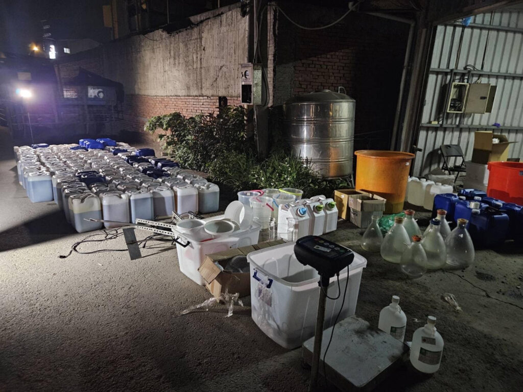 海巡破壞製毒工廠查扣大量原料與器具。（圖／海巡署）
