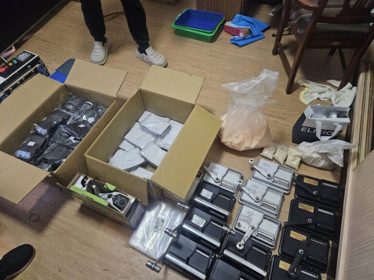 專案小組起出大量製毒器具與原來。(圖/海巡署)
