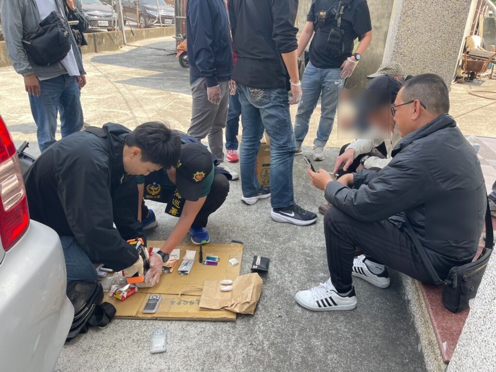 老毒蟲「毒駕兼運毒」、自宅廠房淪為毒窟,海巡檢警攻堅逮人。(圖/海巡署)