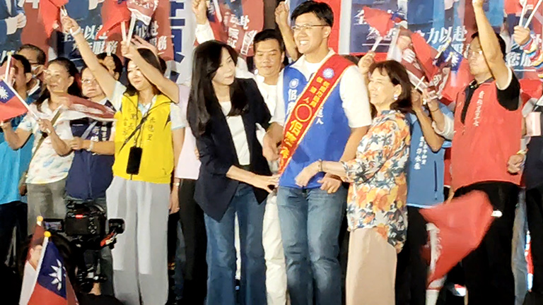萬美玲親自為兒子佀廣洋披彩帶　接棒參選市議員力拚地方服務