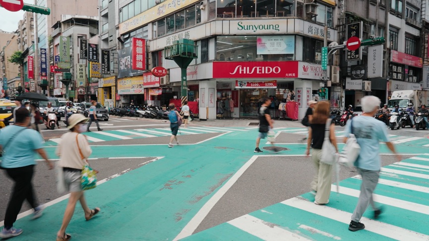 基隆市區綠色行穿線提供清楚的行人通行空間，市府持續推動行人友善措施，盼提升行人用路安全。(圖／基隆市政府提供)