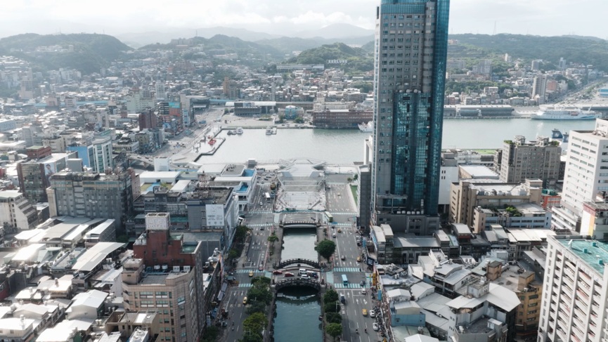 基隆地形多山且多雨，交通環境改善非一朝一夕，市府持續推動行人友善及人本交通政策，改善道路與步行環境。(圖／基隆市政府提供)