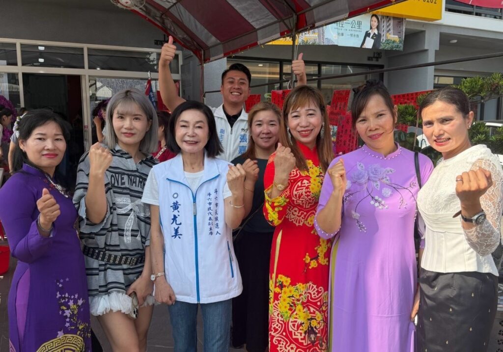 黃尤美（前左3）攜手新住民姊妹邁進《斗六向『新』力》。（圖/記者葉子綱翻攝）