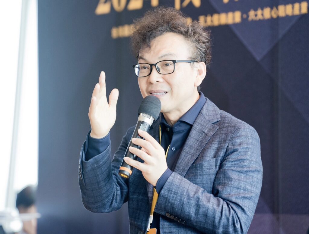 鄭正鈐協調柬埔寨當地台商提供協助與返台安排，失聯近4年的黃姓女子近日終於平安回到台灣與家人團聚。(圖／記者翻攝)