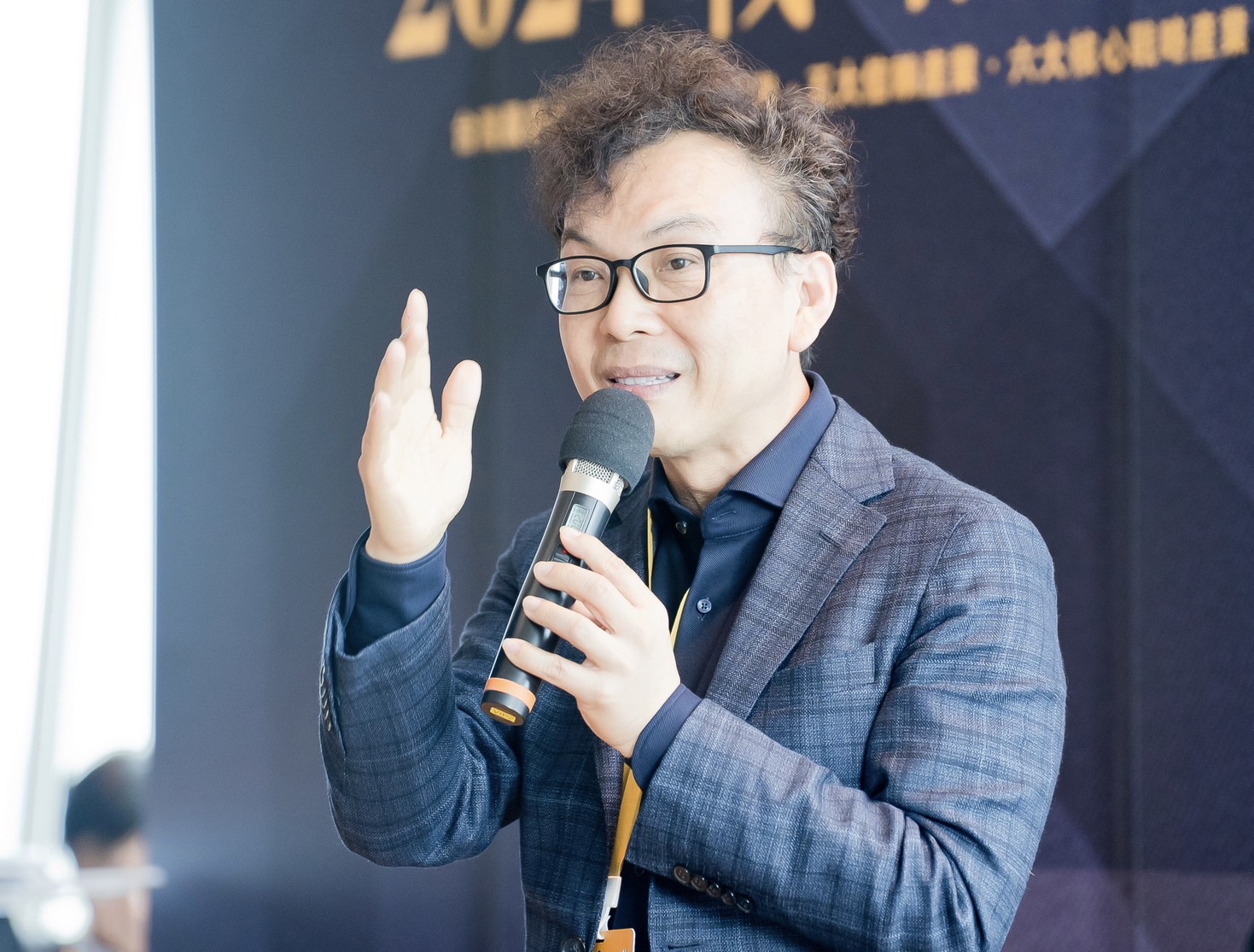 鄭正鈐協調柬埔寨當地台商提供協助與返台安排,失聯近4年的黃姓女子近日終於平安回到台灣與家人團聚。(圖/記者翻攝)