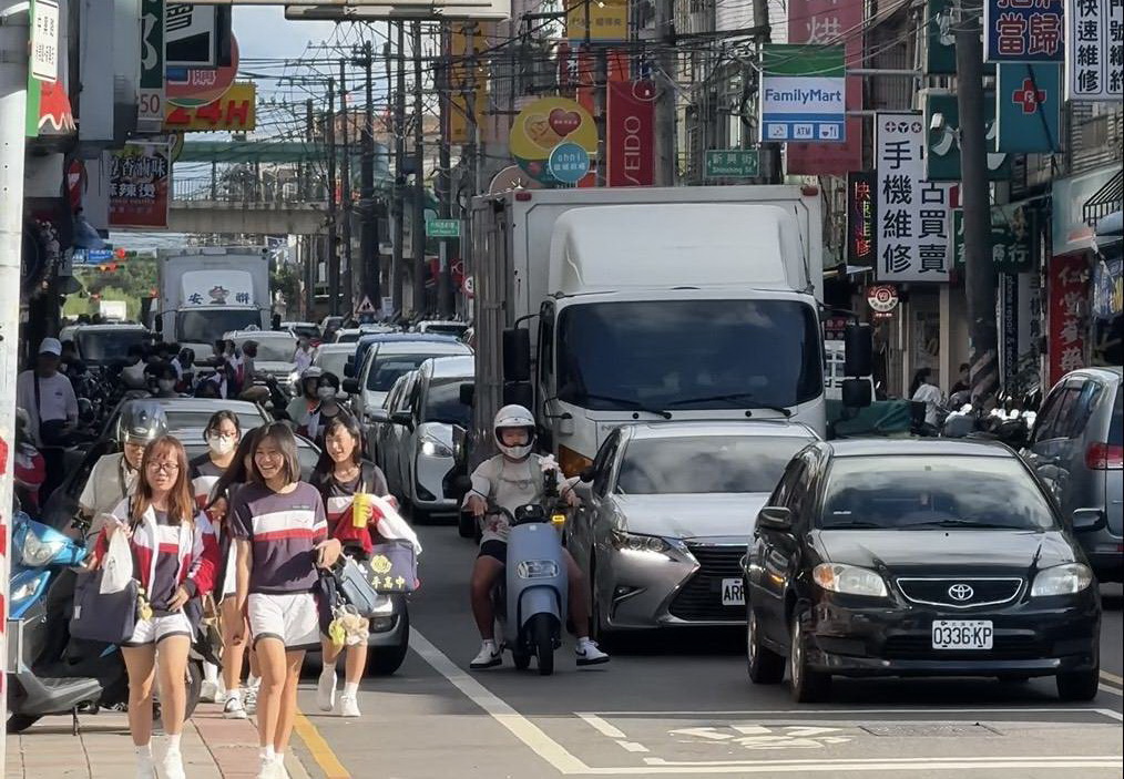 楊梅區埔心地區面臨尖峰車流壅塞、停車空間不足及行人通行安全等問題。放學時人車爭道,對學童行的安全造成隱憂。(圖/記者翻攝)