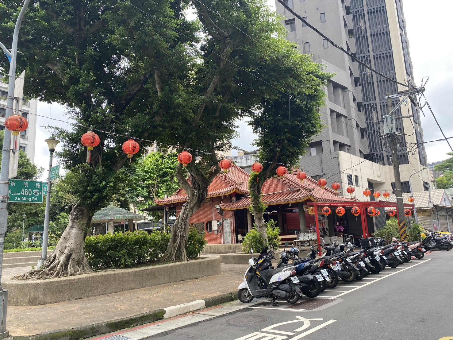 距陳素芬競選服務處成立暨政見說明會現場不到50公尺,行善里安興宮土地公廟是在地信仰中心之一。(記者包克明 攝)