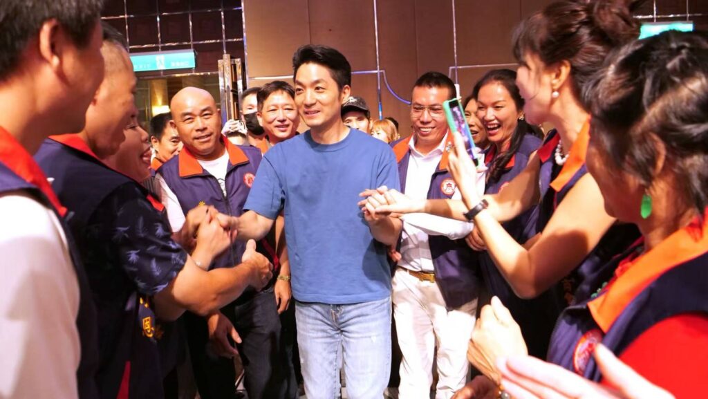 台北市長蔣萬安百忙中親臨現場力挺，一現身即受到會員朋友熱烈簇擁搶著握手合影，展現超高人氣。(圖／記者翻攝)