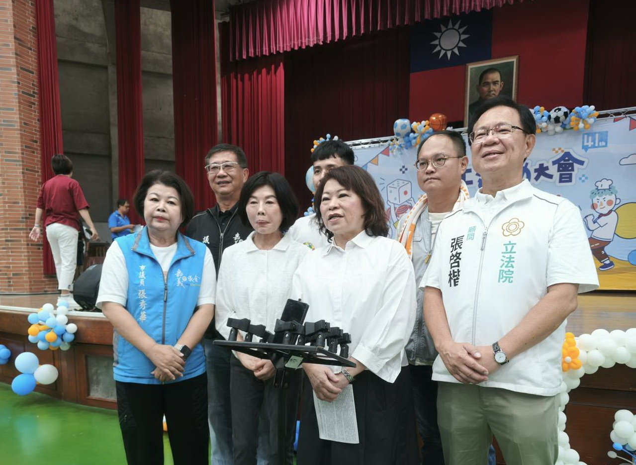 藍白共推嘉義市長參選人張啓楷4日出席「2026年嘉義市勞工運動大會」,與嘉義市長黃敏惠同框。(圖/記者翻攝)