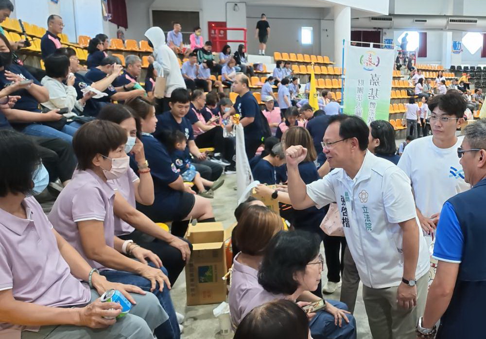 張啓楷現場與各行各業勞工交流,真情流露。(圖/記者翻攝)