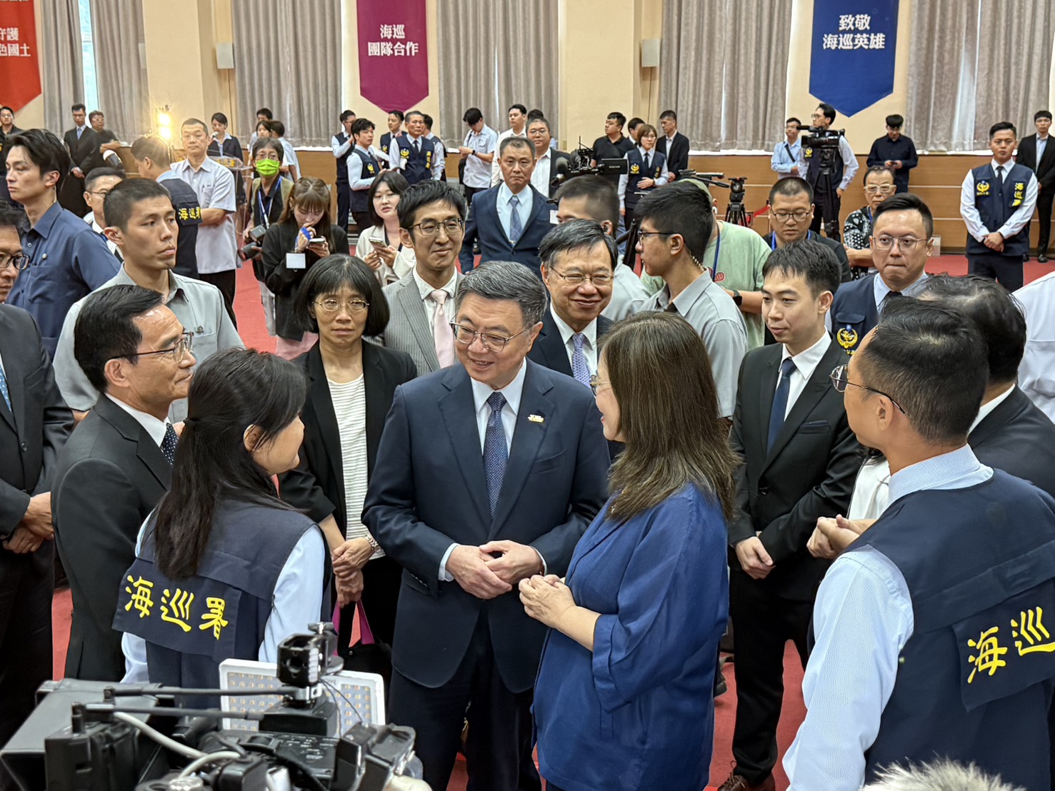 卓榮泰與有功人員寒暄。(記者鄭自達 攝)