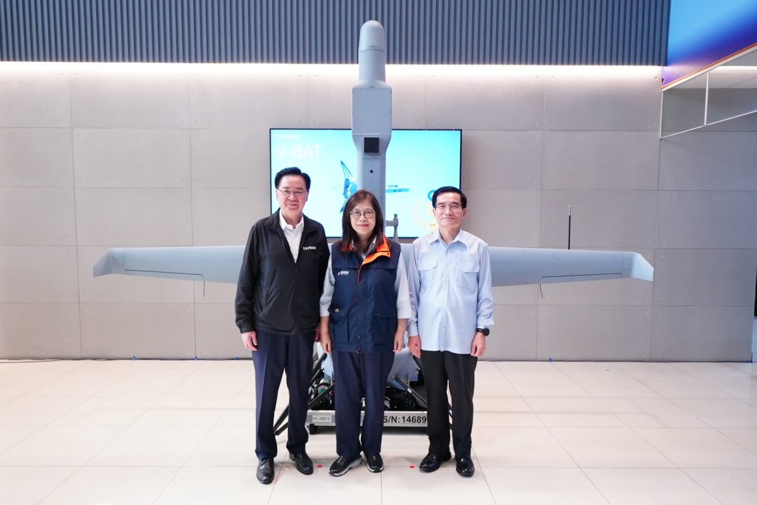 V-BAT無人機前合影;(左至右) 國家安全會議秘書長吳釗燮、海洋委員會主任委員管碧玲、海巡署署長張忠龍。(圖/鄭自達翻攝)