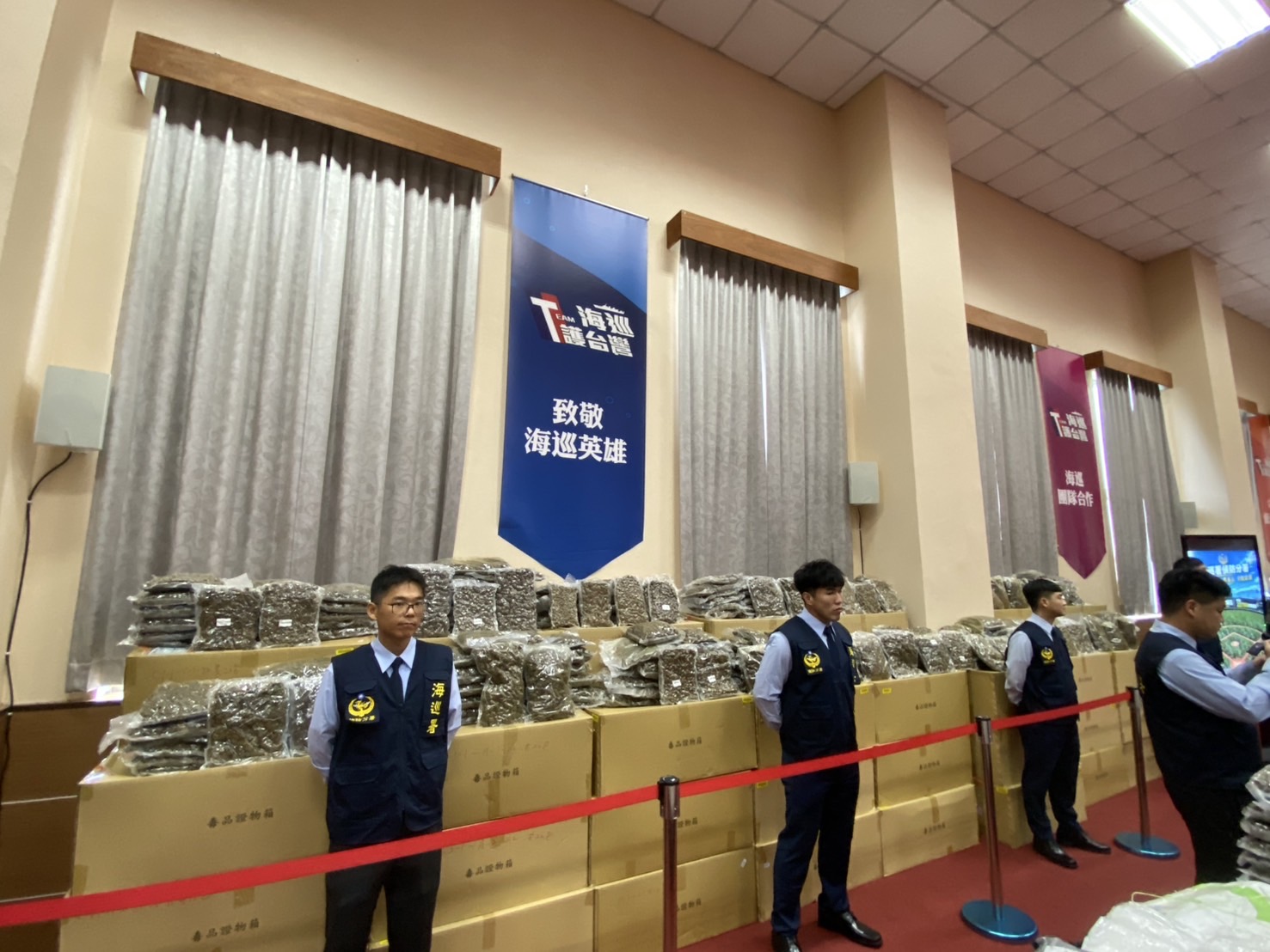 海巡署緝毒成果記者會現場陳列本案查獲的大麻等各式毒品,數量十分驚人,估計市值逾新台幣16億元。(記者鄭自達 攝)
