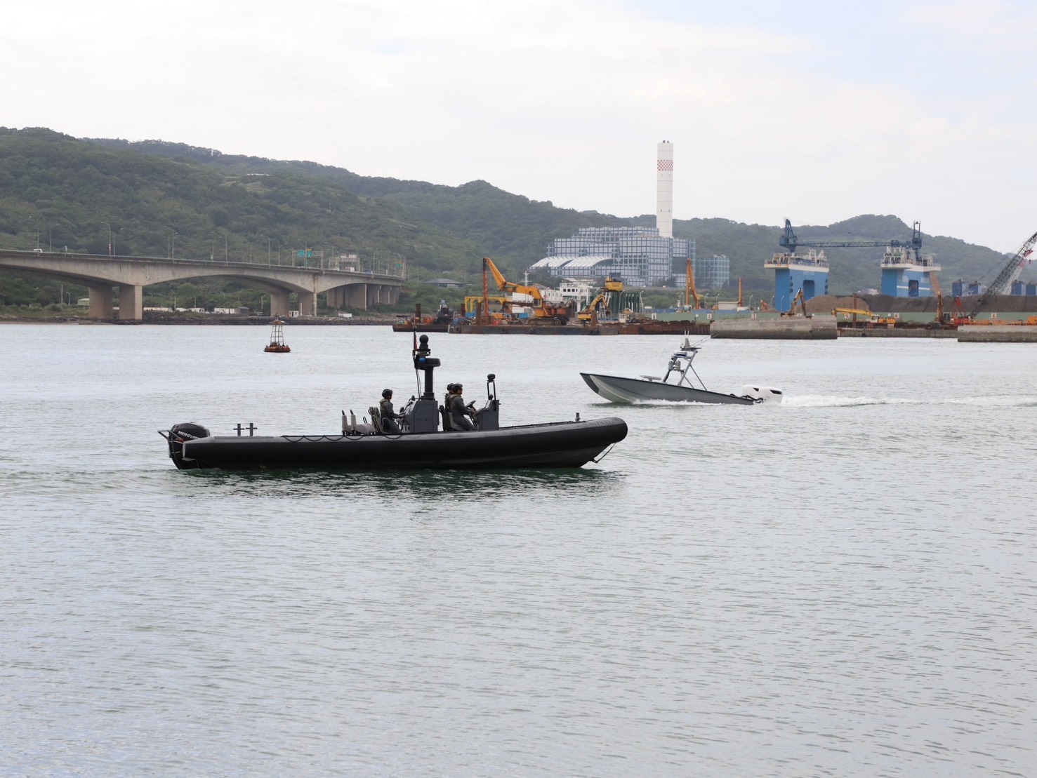 海巡模擬訓練人員操船技術與應變能力。(圖/鄭自達翻攝)