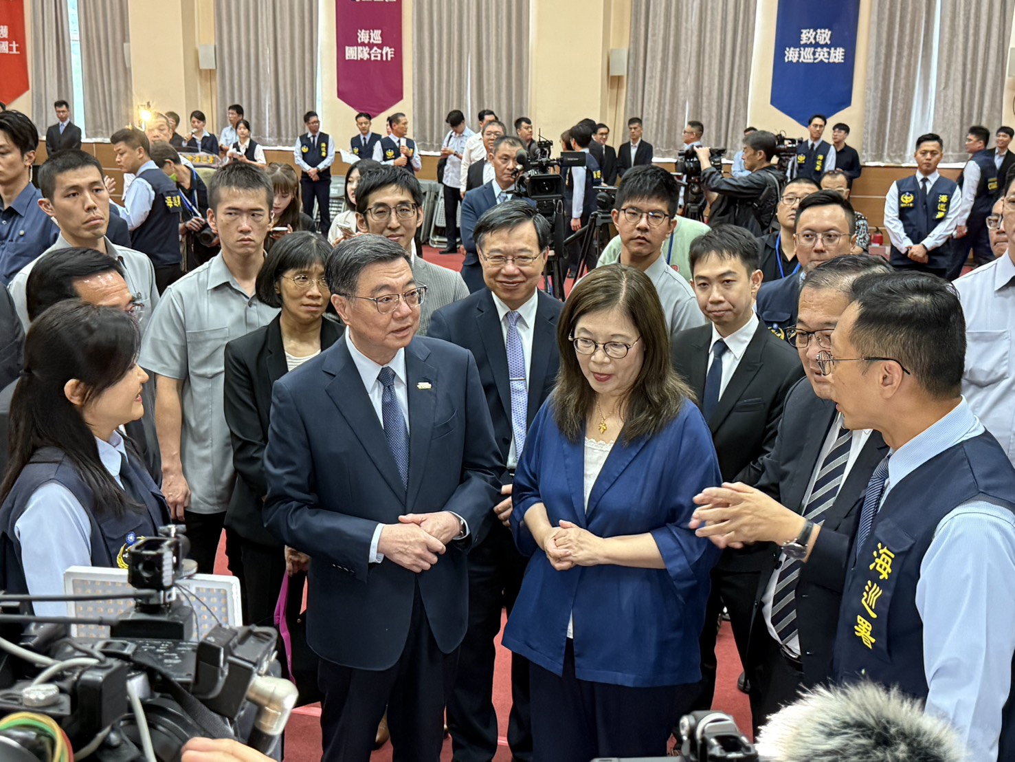 行政院長卓榮泰聽取海洋委員會海巡署偵防分署基隆查緝隊偵辦販毒案主嫌起訴具體求處20年過程。(記者鄭自達 攝)
