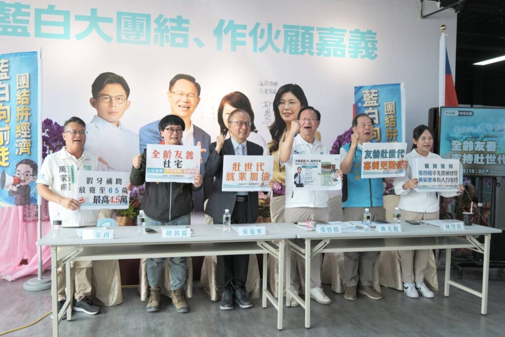 現場邀請到壯世代學院院長吳春來(左3)、中華民國各級公教退休人員總會總會長胡敦富(左2)及台灣民眾黨嘉義市東區議員候選人林昱孜(右1)等人共同出席,場面熱烈。(記者翻攝)