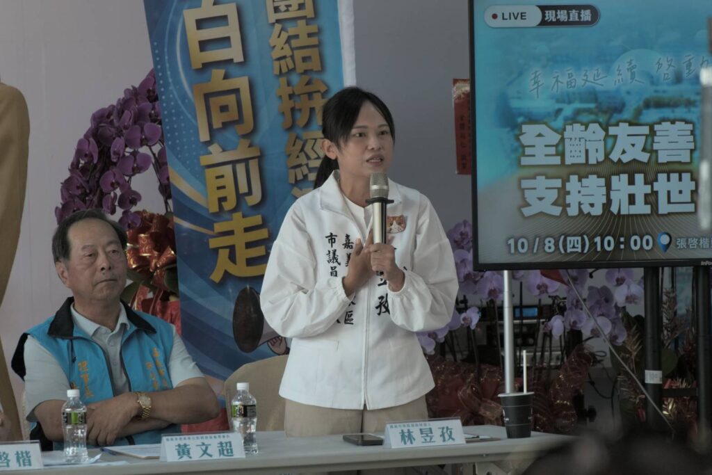 護理師出身的「荔枝妹」林昱孜表示,支持張啓楷提出的四大壯世代政見,把長輩需要的服務帶進生活圈。(記者翻攝)
