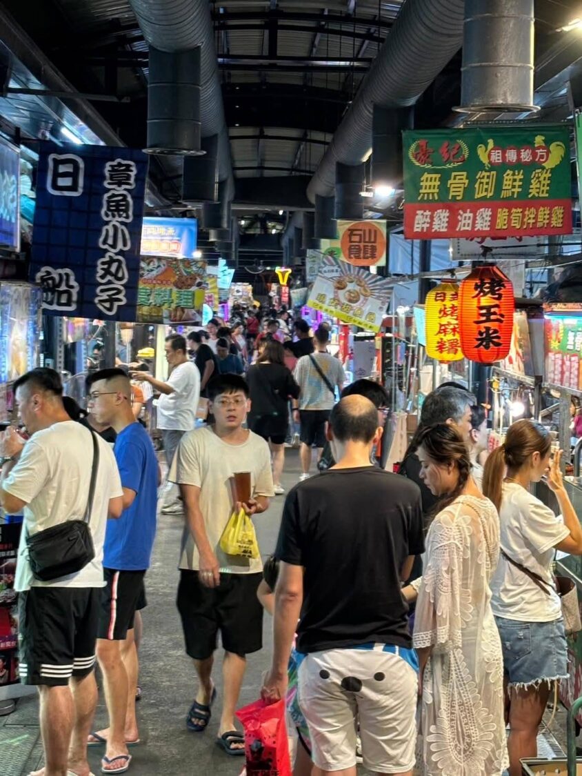 興仁花園夜市設有遮雨棚,動線規劃整齊,每逢營業日總吸引大批民眾前來逛街、品嚐美食,吃喝玩樂一應俱全。(圖/本報資料照)