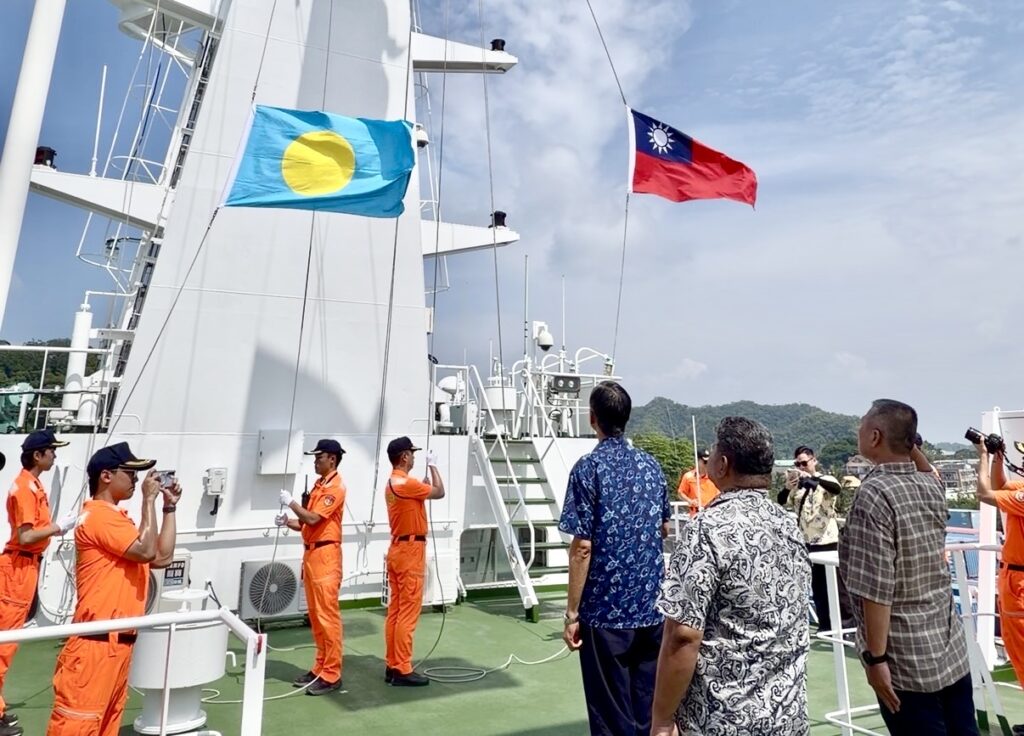 台灣與帛琉國旗在海巡署「嘉義艦」迎風飄揚，共同迎接雙十國慶。(圖／鄭自達翻攝)
