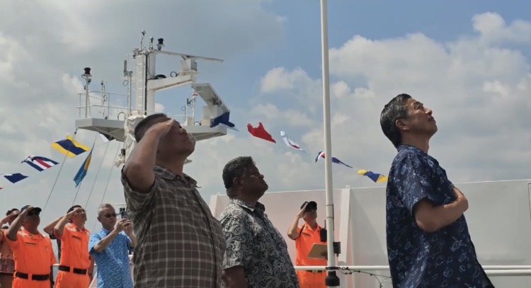 台帛雙方9日在海巡署嘉義艦飛行甲板舉行聯合升旗典禮,兩國代表、旅帛僑胞及隨艦實習師生近百人共迎雙十國慶。(圖/鄭自達翻攝)