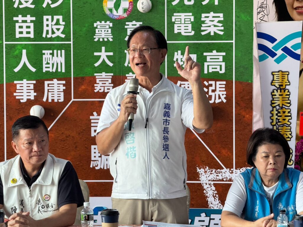 張啓楷主持召開記者會，分別向賴清德、王美惠提出「新三問」。(記者翻攝)