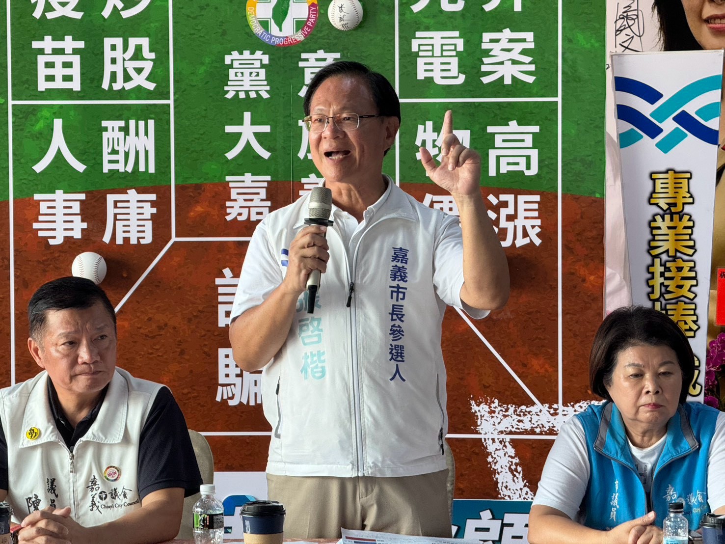 張啓楷主持召開記者會,分別向賴清德、王美惠提出「新三問」。(記者翻攝)