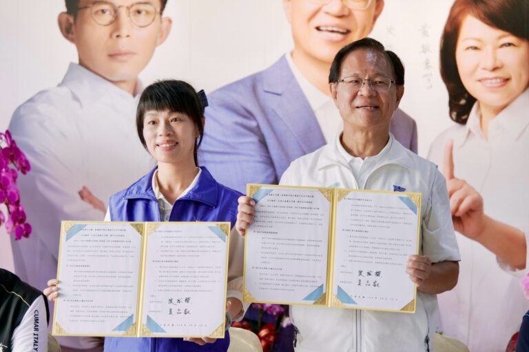 嘉義市長候選人張啓楷(右)與嘉義縣長候選人吳品叡(左)展示兩人共同簽署的「大嘉義整合溝通平台」合作備忘錄。(圖/記者翻攝)
