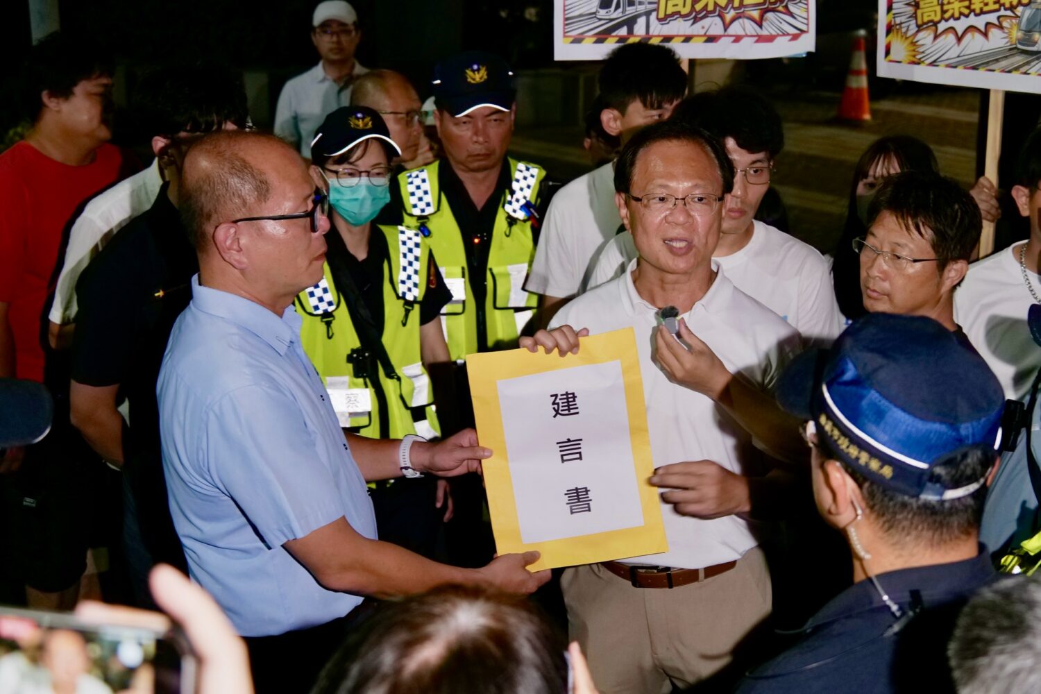 經協調最終由嘉義市警察局督察長郭志豪代表總統府特勤中心接下向賴總情的「建言書」。(圖/記者翻攝)