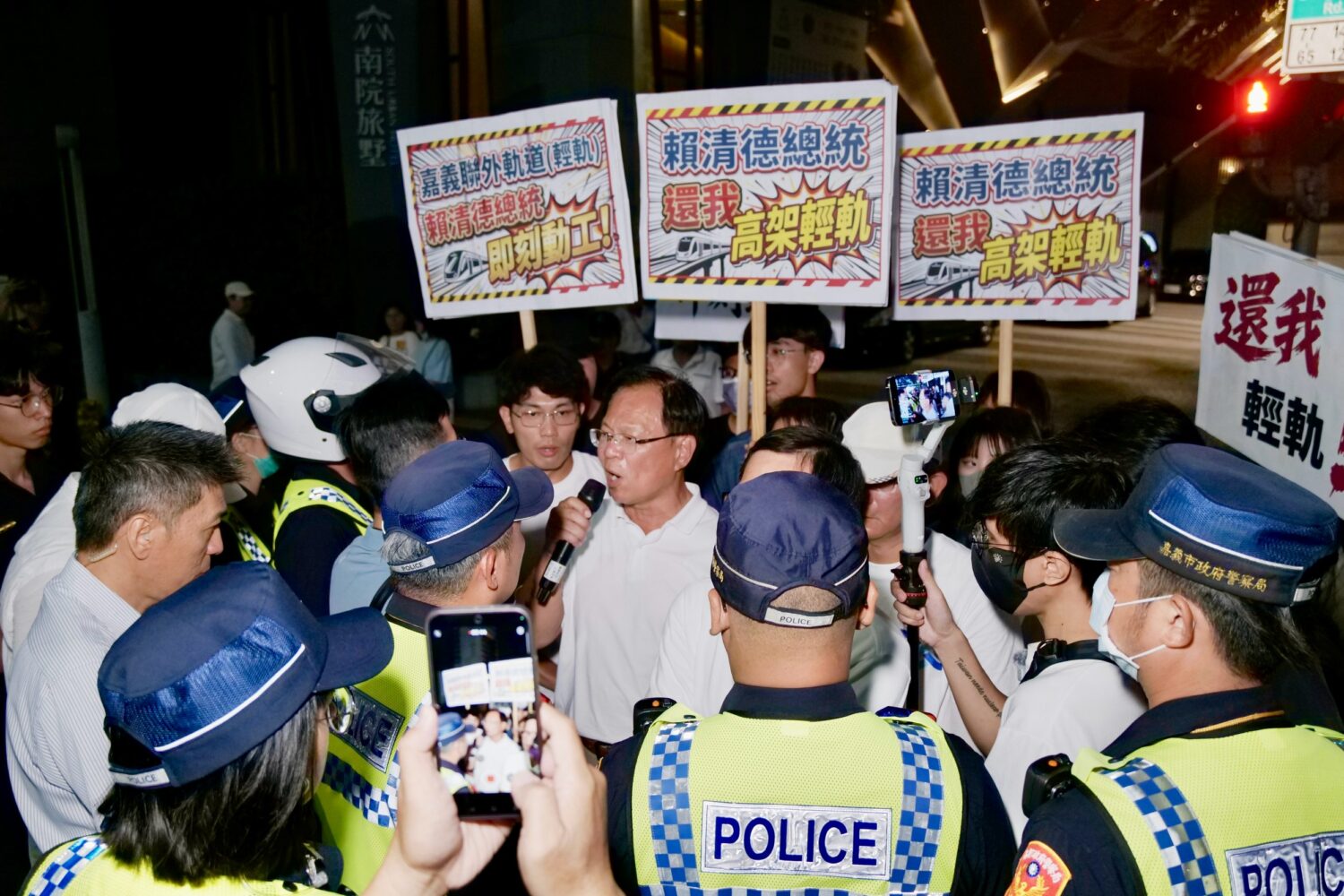 陳情地點雖距離王美惠競選總部成立大會約1公里,訴求以理性、平和方式表達。轄區警方不敢大意,仍出動大批警力嚴陣以待。(圖/記者翻攝)