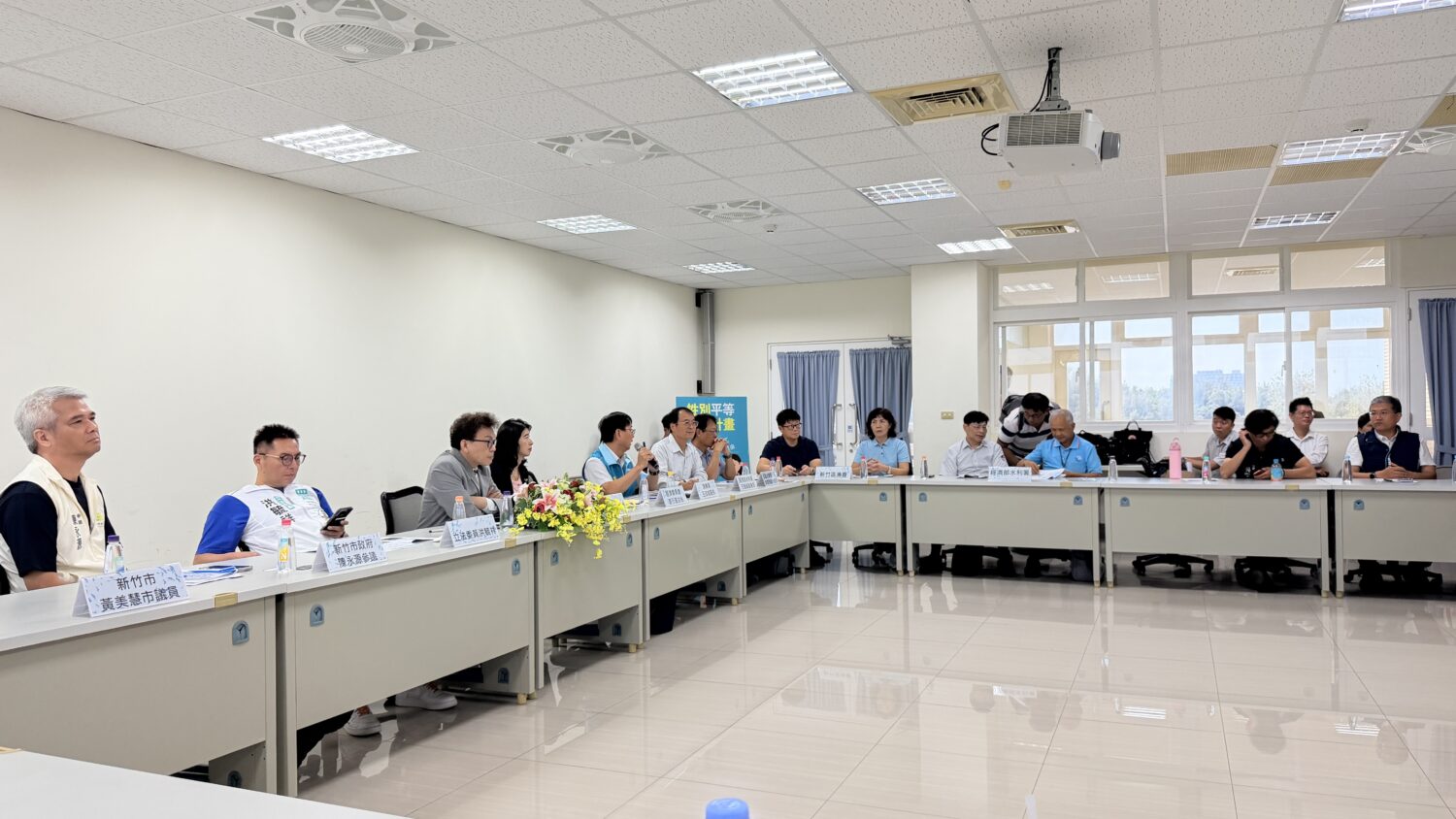 考察團一行除鄭正鈐外，民眾黨立委洪毓祥、新竹市議員黃美慧、蕭志潔及市議員吳旭豐辦公室代表均到場關心。漁業署署長王茂城、水利署副署長王藝峰也率相關人員到場說明。(圖／記者翻攝)