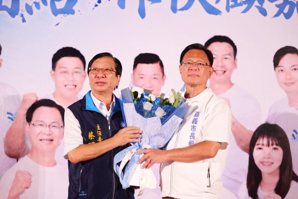 國民黨嘉義市黨部主委蔡明顯負傷現身感動全場，張啓楷親自獻上鮮花祝福並表示感謝。(圖／記者翻攝)