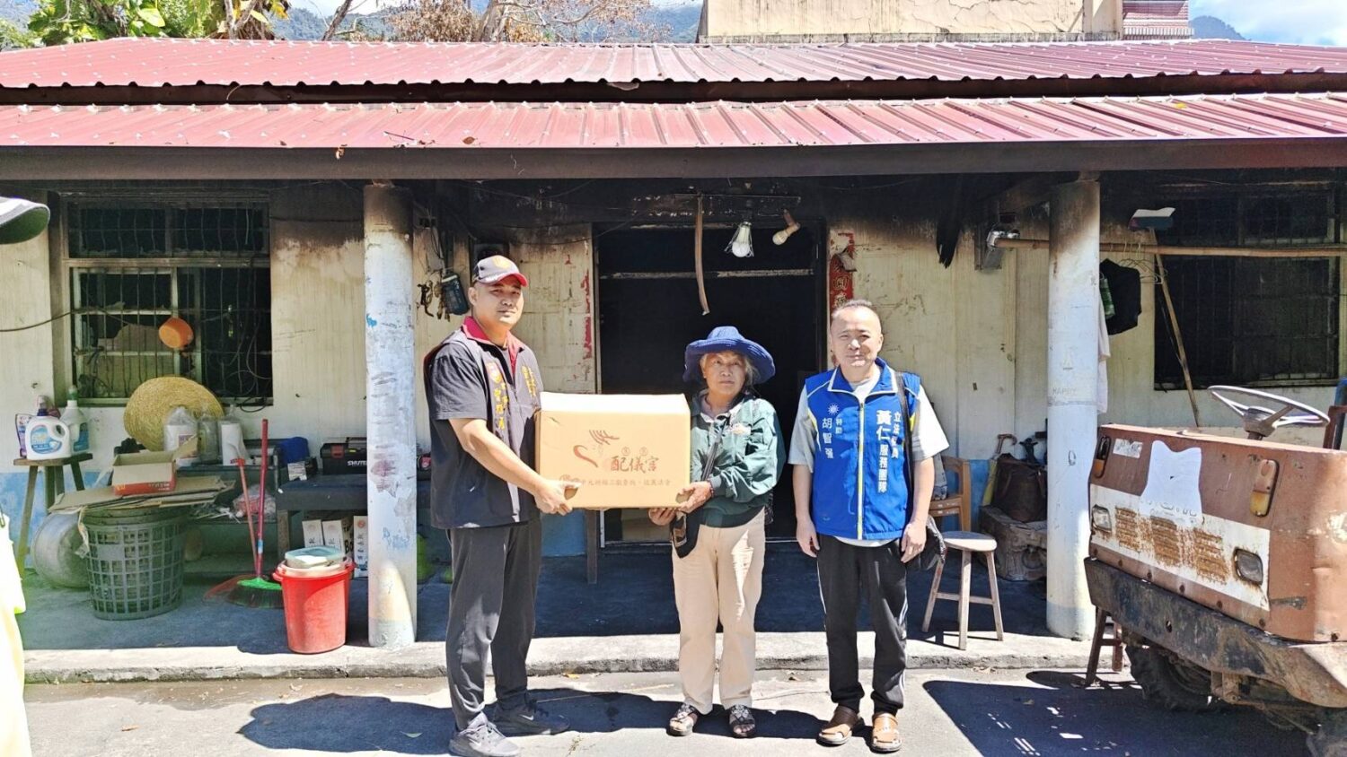 陸專校友總會及國民黨平地原住民立法委員黃仁台東服務處助理胡智強深入台東海端鄉，致贈受災家庭民生物資及慰問金，盼減輕災後生活負擔，協助早日重建家園。（圖／記者翻攝）