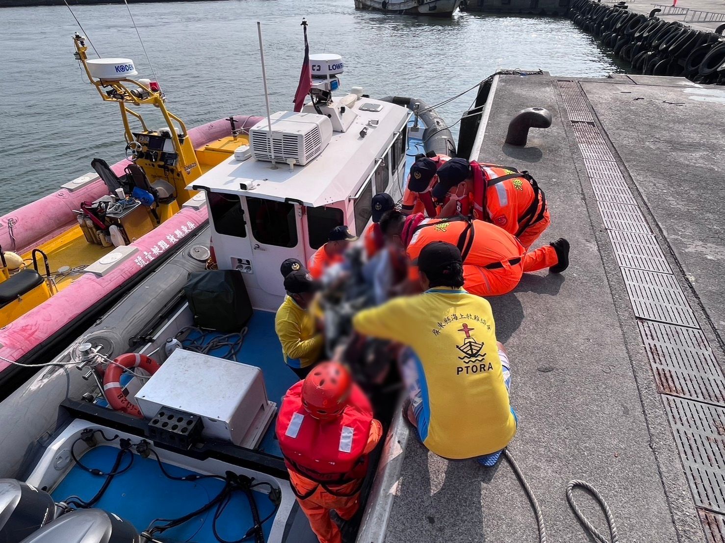 海巡人員會同民間救難團體協助將遺體接駁上岸。(圖/鄭自達 翻攝)