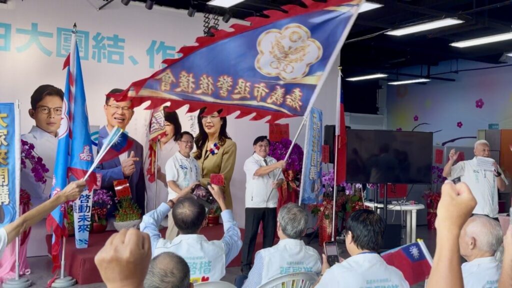 力挺張啓楷！退警後援會揮舞戰旗凝聚士氣。(圖／記者翻攝)
