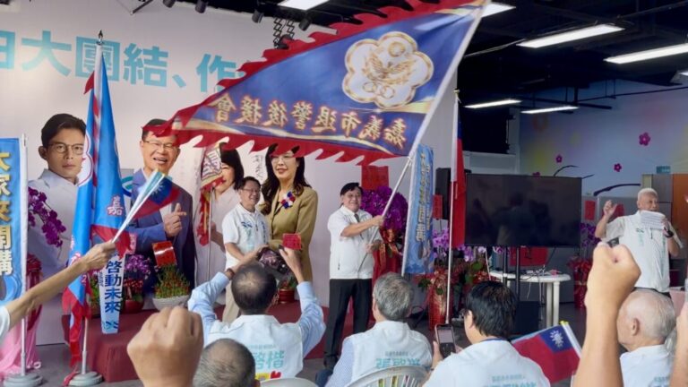 力挺張啓楷!退警後援會揮舞戰旗凝聚士氣。(圖/記者翻攝)