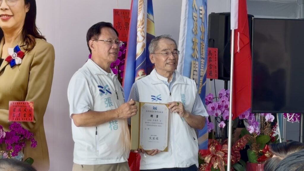 嘉義市長候選人張啓楷頒贈聘書。(圖/記者翻攝)