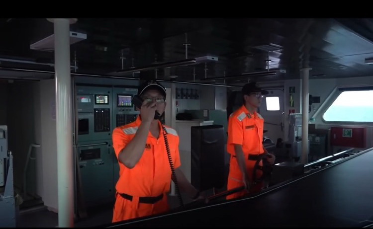 「旗津艦」以中、英文廣播強勢驅離闖入我東沙限制水域的中國海警船。(圖／鄭自達 翻攝)