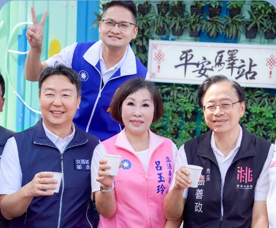 交通部長為陳世凱(左1)、呂玉玲(中)及桃園市長張善政現場合影。(圖/記者翻攝)
