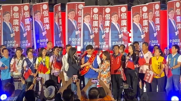 立委萬美玲和萬媽媽幫佀廣洋披上競選彩帶，感人場景將現場氣氛帶向最高潮。（記者 包克明攝）