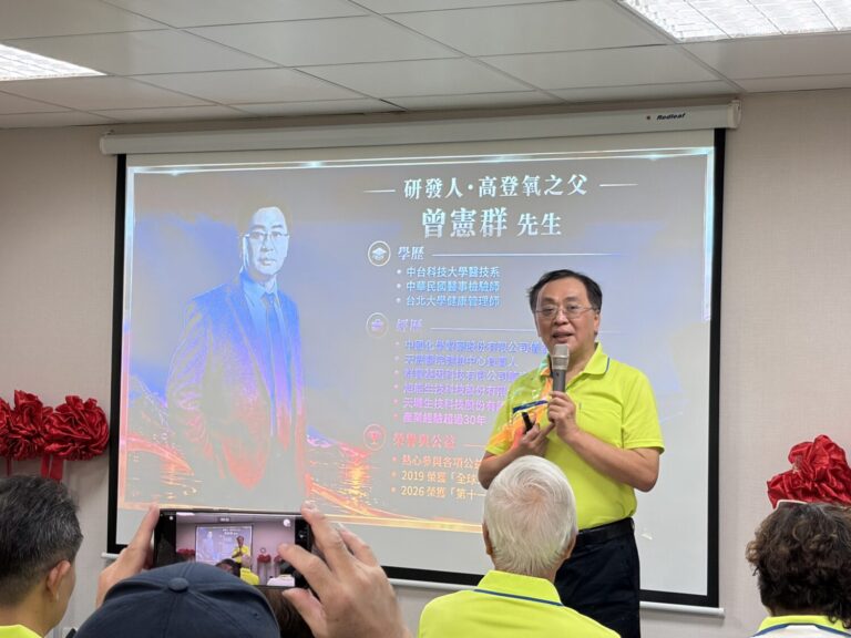 「高登氧之父」曾憲群董事長分享航太高溶氧技術與全球發展願景。(記者包克明 攝)