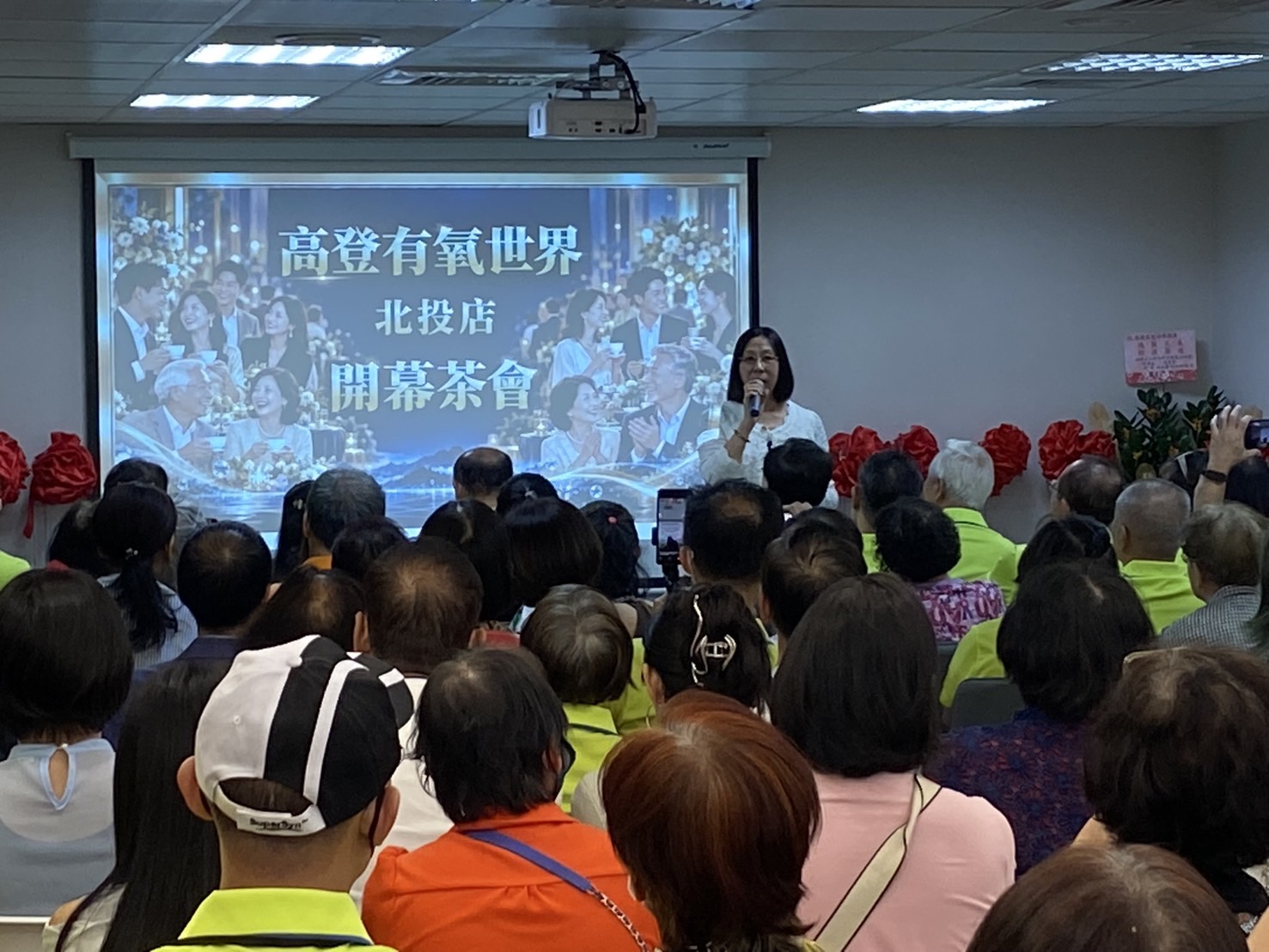 開幕茶會貴賓齊聚,日本團隊團隊松子愛說明並預告將偕曾憲群董事長赴日推廣期程。(記者包克明 攝)