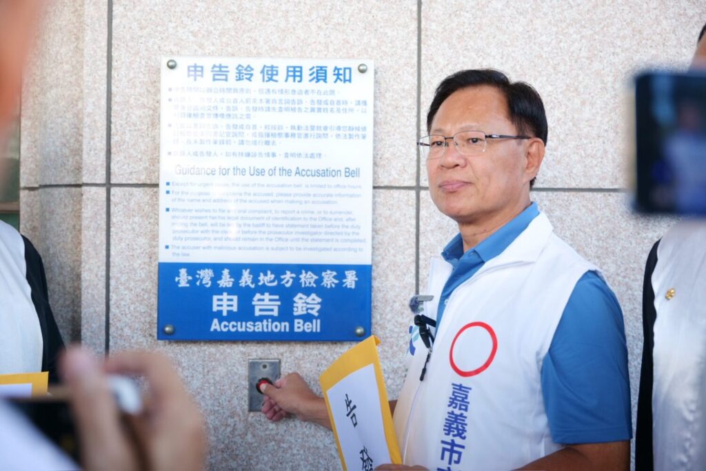 張啓楷赴嘉義地檢署提告，反擊選戰不實言論。（圖／包克明翻攝）
